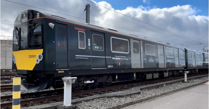 Battery-operated train breaks UK record in Gloucestershire