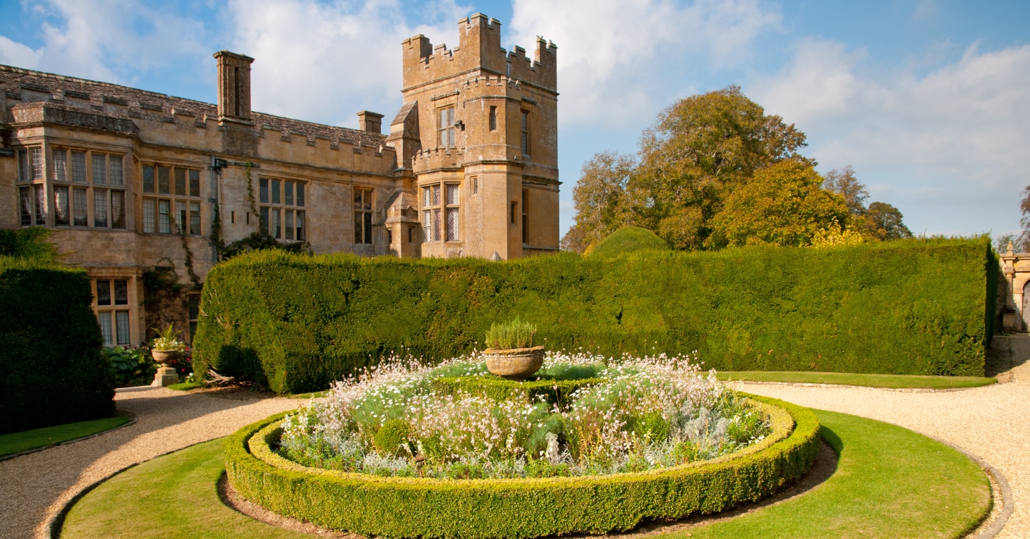 Take a stroll around the grounds of Sudeley Castle for dynamic women's netwalking in nature