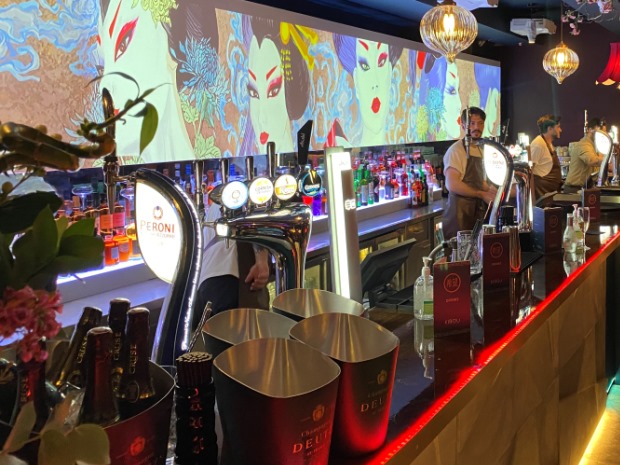 The new KIBOUsushi includes a dedicated bar with striking, moving digital artwork.