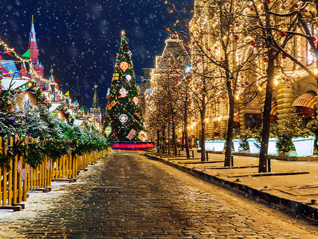 Browse stalls and watch as the lights illuminate the streets of Stroud.