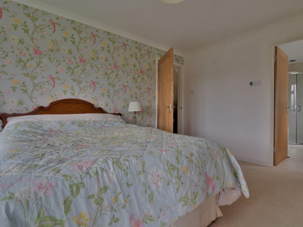 The master bedroom has its own en suite with bath tub and separate shower.