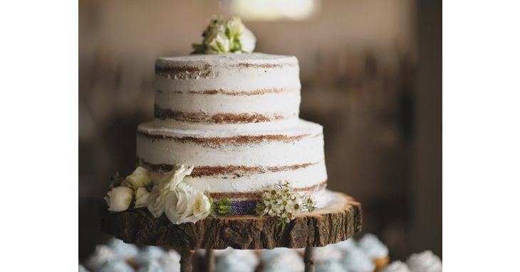 Add some extra special sparkle with a spectacular wedding cake.
