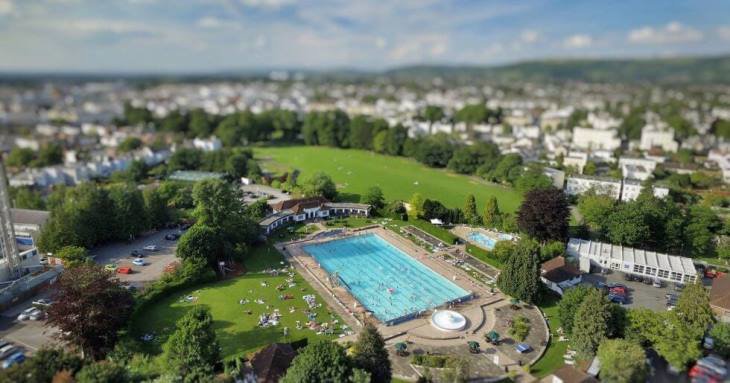 Watch movies by the pool at Cheltenhams Sandford Parks Lido, with screenings from The Alfresco Film Company this August 2022.